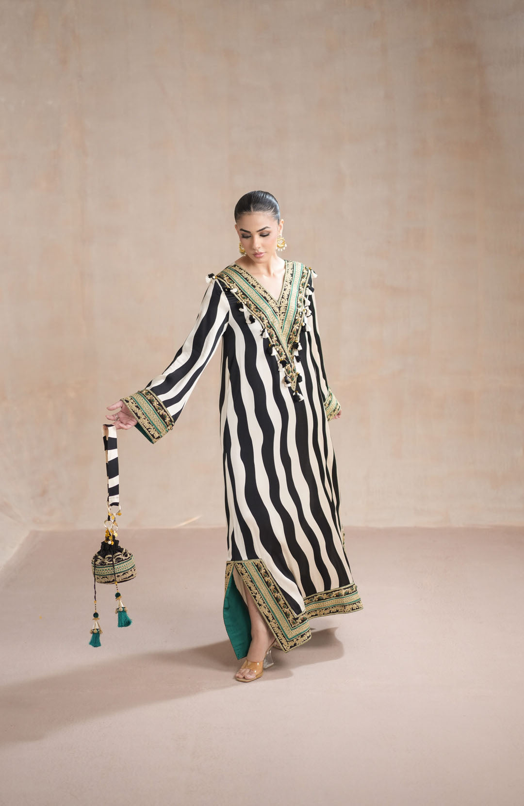 Amara & Sara | Black & White - Silk Collection